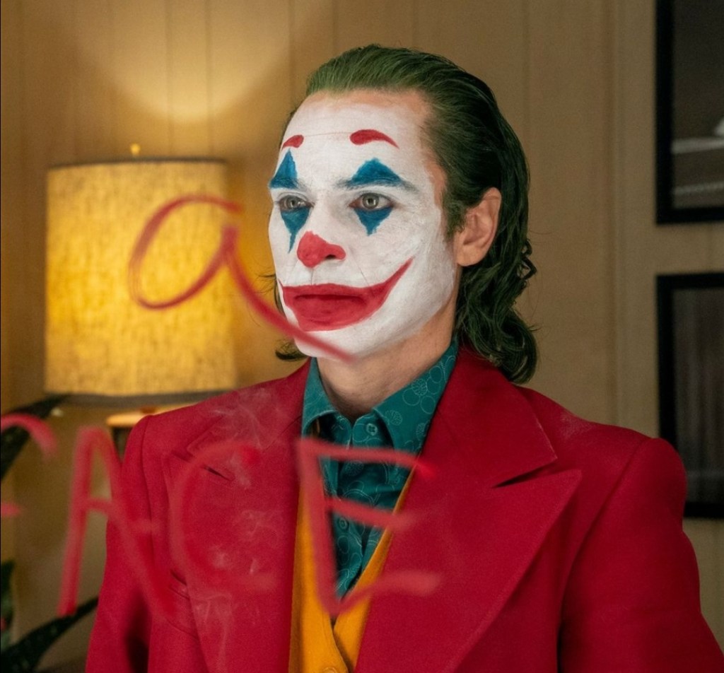 Joaquin Phoenix abandona una entrevista.De acuerdo con información de @digitalspy Joaquín Phoenix, quién se encuentra actualmente haciendo la gira de prensa para la película Joker, se levantó y abandonó una entrevista que sostenía con The Daily Telegraph.La pregunta en cuestión fue:  «¿Está preocupado de que esta película, pueda terminar inspirando perversamente a exactamente a el tipo de personas de las que trata, con resultados potencialmente trágicos?».Supuestamente, luego de intentarlo durante una hora con representantes del estudio, el periodista logró retomar su entrevista. Se reporta que Phoenix dijo que la pregunta no se le había ocurrido y al mismo tiempo, cuestionó cual habría sido la forma inteligente de contestarla..El actor, también se iba frecuentemente del set de filmación, dejando a los demás actores perplejos. sin embargo su director ha explicado, que sencillamente era parte del proceso y que luego de unos momentos, el talentoso actor volvía a intentarlo de&nbsp;nuevo.